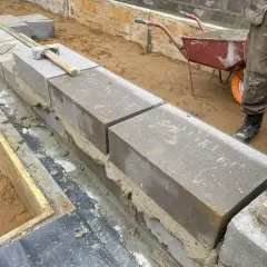 Jaką zaprawę wybrać do bloczków betonowych fundamentowych? Kluczowe informacje