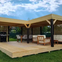 Drewniany, materiałowy dach do altany chroni przed słońcem. W altanie grill, stół z krzesłami i wygodne fotele.