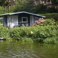 Uroczy domek letniskowy nad wodą. Zastanawiasz się, ile kosztuje budowa domku letniskowego murowanego?