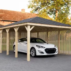 Nowy, drewniany domek na samochód, idealny do budowy wiaty garażowej w granicy działki. Biały Hyundai Genesis zaparkowany pod zadaszeniem.