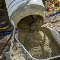 Mieszanie betonu w betoniarce. Właściwa ilość cementu na kubik betonu jest kluczowa dla jego wytrzymałości.