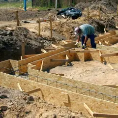 Ile desek na szalunek fundamentu? Oblicz dokładnie i uniknij strat
