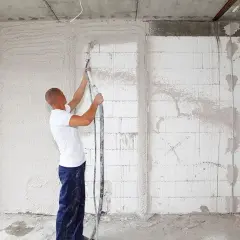 Tynk czy płyty gipsowe - który materiał wybrać do wykończenia wnętrz?