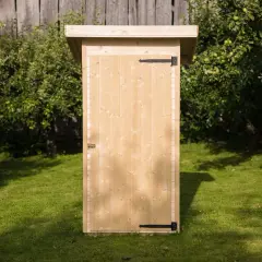 Drewniany domek, idealny wc na działkę projekt. Prosty, funkcjonalny, w otoczeniu zieleni.