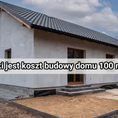 Dom w budowie, szary tynk, czarny dach. Tekst: "Jaki jest koszt budowy domu 100 m²?". Zastanawiasz się, ile kosztuje budowa domu za 1m2?