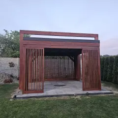 Nowa altana z drewnianymi żaluzjami i płytkami na podłodze w altanie.
