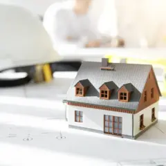 Model domu parterowego 140m2 na planach budowlanych. Zastanawiasz się, ile kosztuje budowa domu parterowego 140m2?