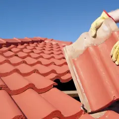 Jak uszczelnić dach z dachówki – skuteczne metody bez kosztownych napraw