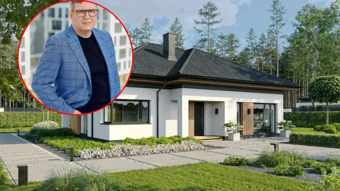 Mężczyzna w garniturze obok nowoczesnego domu jednorodzinnego. Dowiedz się, ile kosztuje budowa małego domu jednorodzinnego.