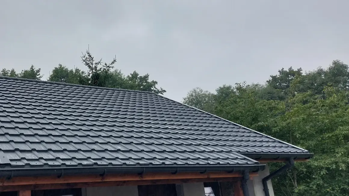 Szary dach z blachodachówki, gotowy do ochrony przed deszczem. Dowiedz się, jak uszczelnić dach, by służył latami.