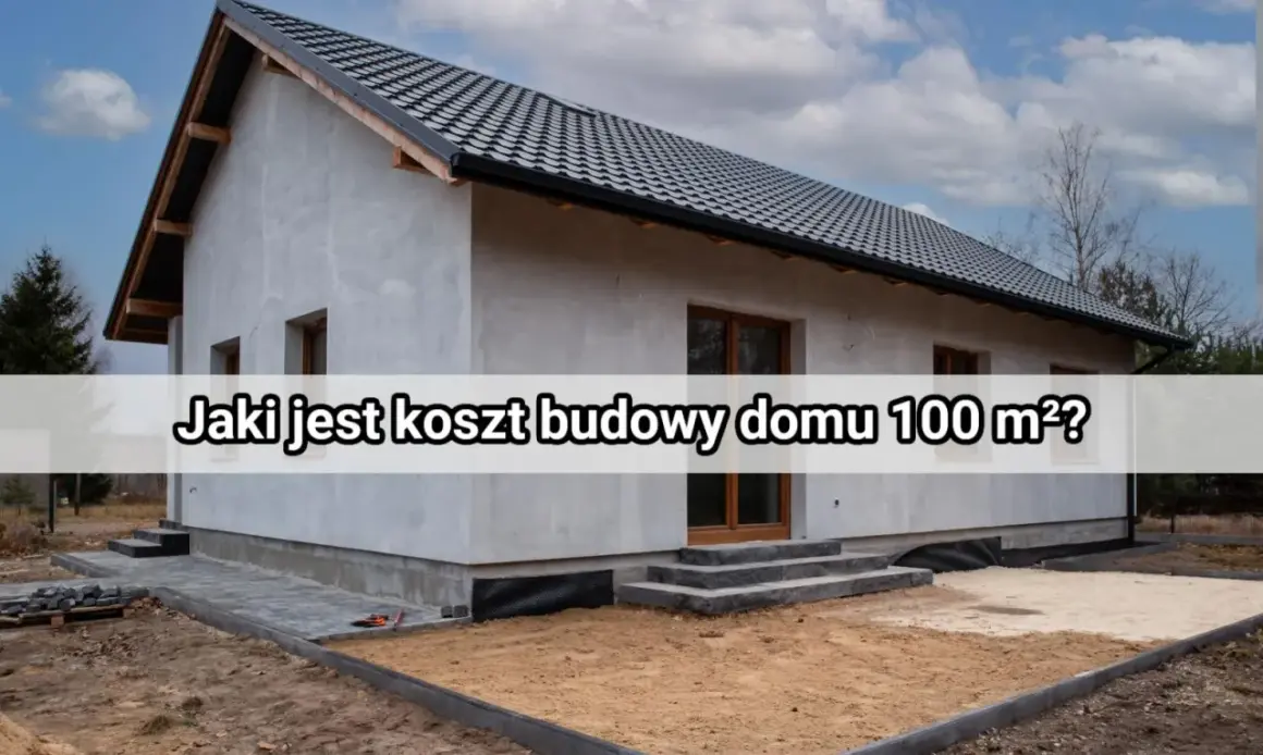 Dom w budowie, szary tynk, czarny dach. Tekst: "Jaki jest koszt budowy domu 100 m²?". Zastanawiasz się, ile kosztuje budowa domu za 1m2?
