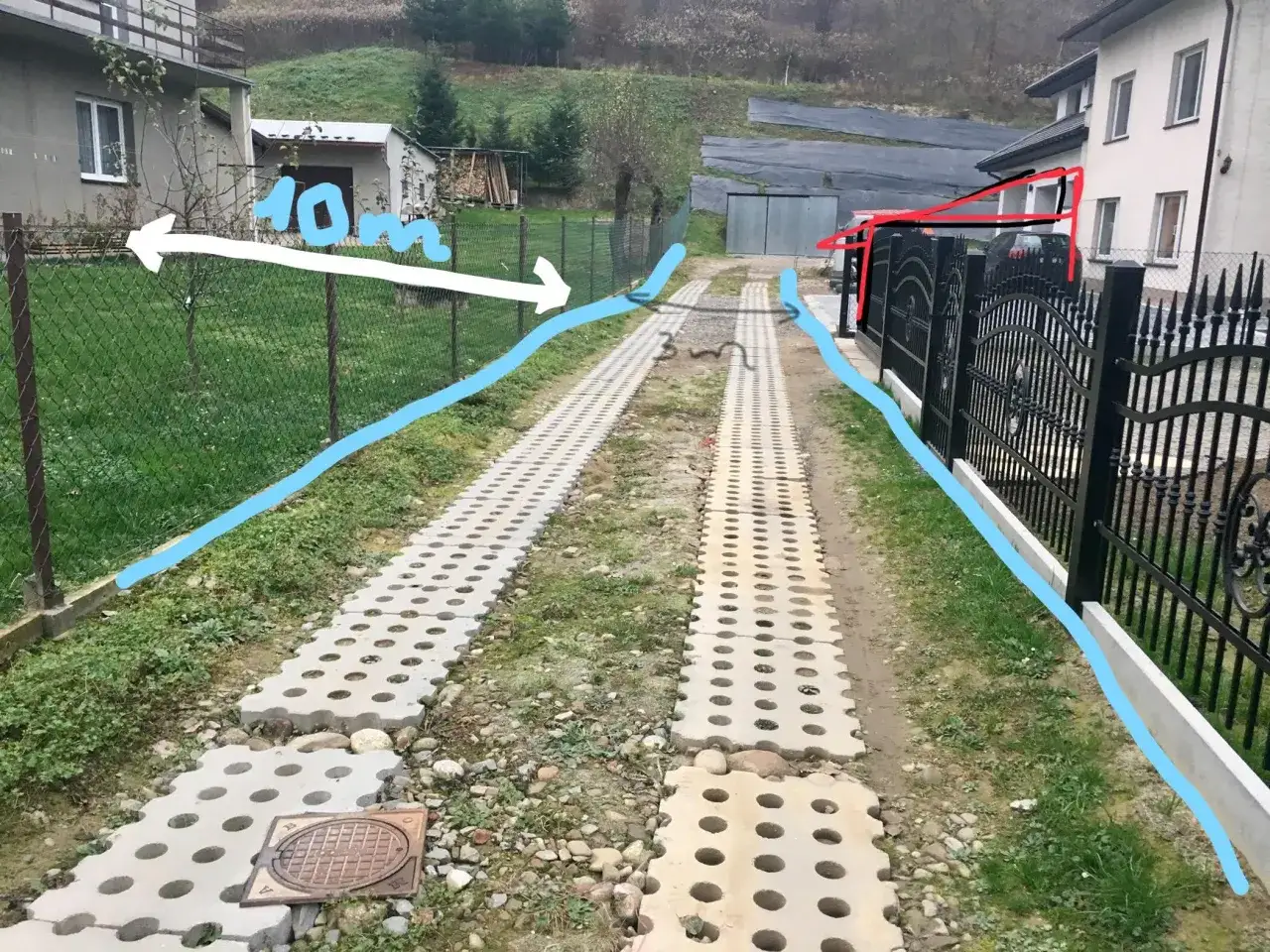 Dwa podjazdy z ażurowych płyt betonowych prowadzą do posesji. Na jednym z nich zaznaczono odległość 10m od granicy.