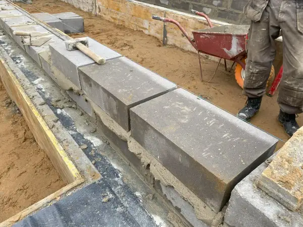Jaką zaprawę wybrać do bloczków betonowych fundamentowych? Kluczowe informacje