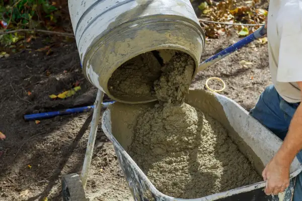 Mieszanie betonu w betoniarce. Właściwa ilość cementu na kubik betonu jest kluczowa dla jego wytrzymałości.